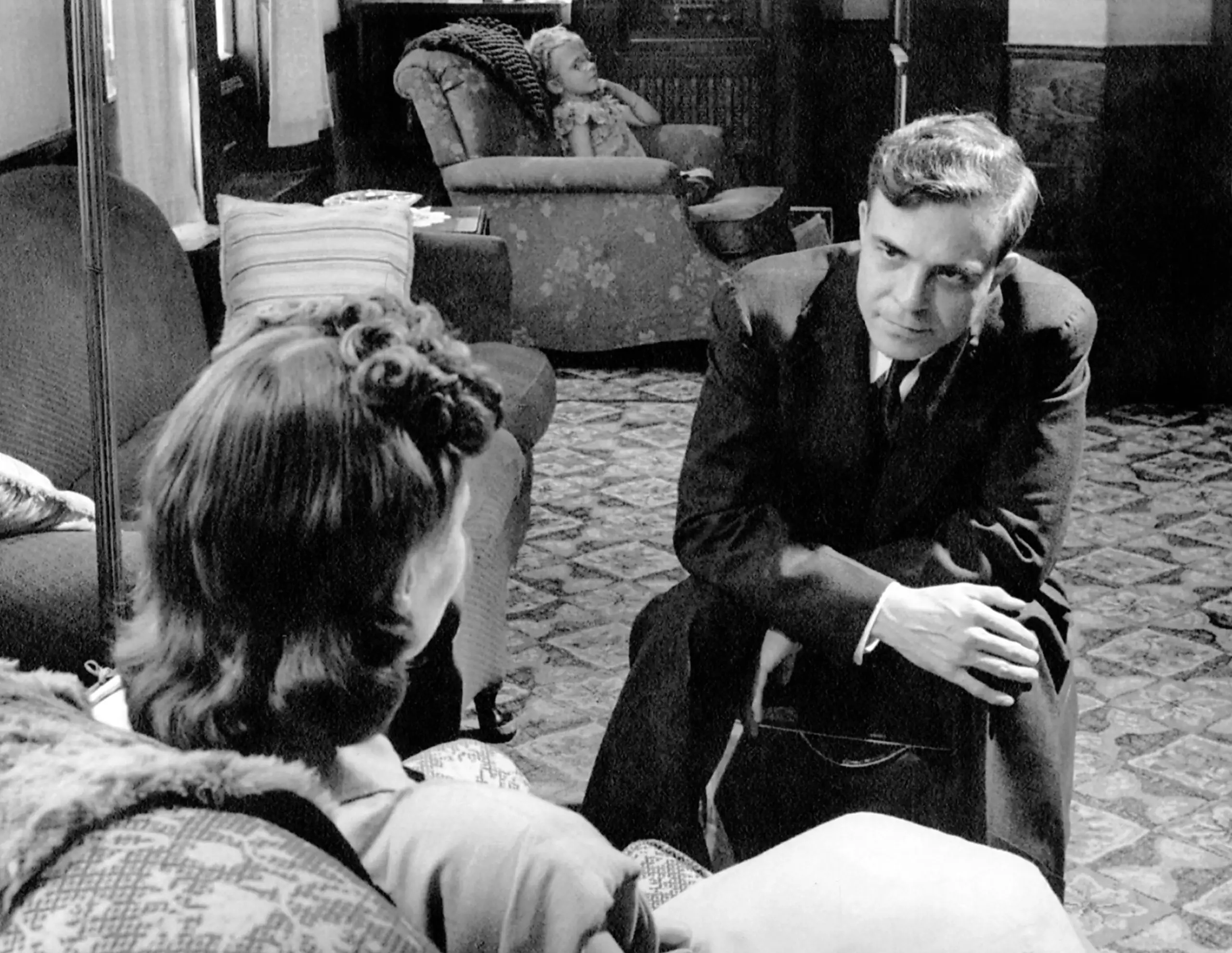 Milton et Elizabeth Erickson by Jeery Cooke. 1945. Milton et Elizabeth Erickson dans le salon de leur hôpital en 1945.