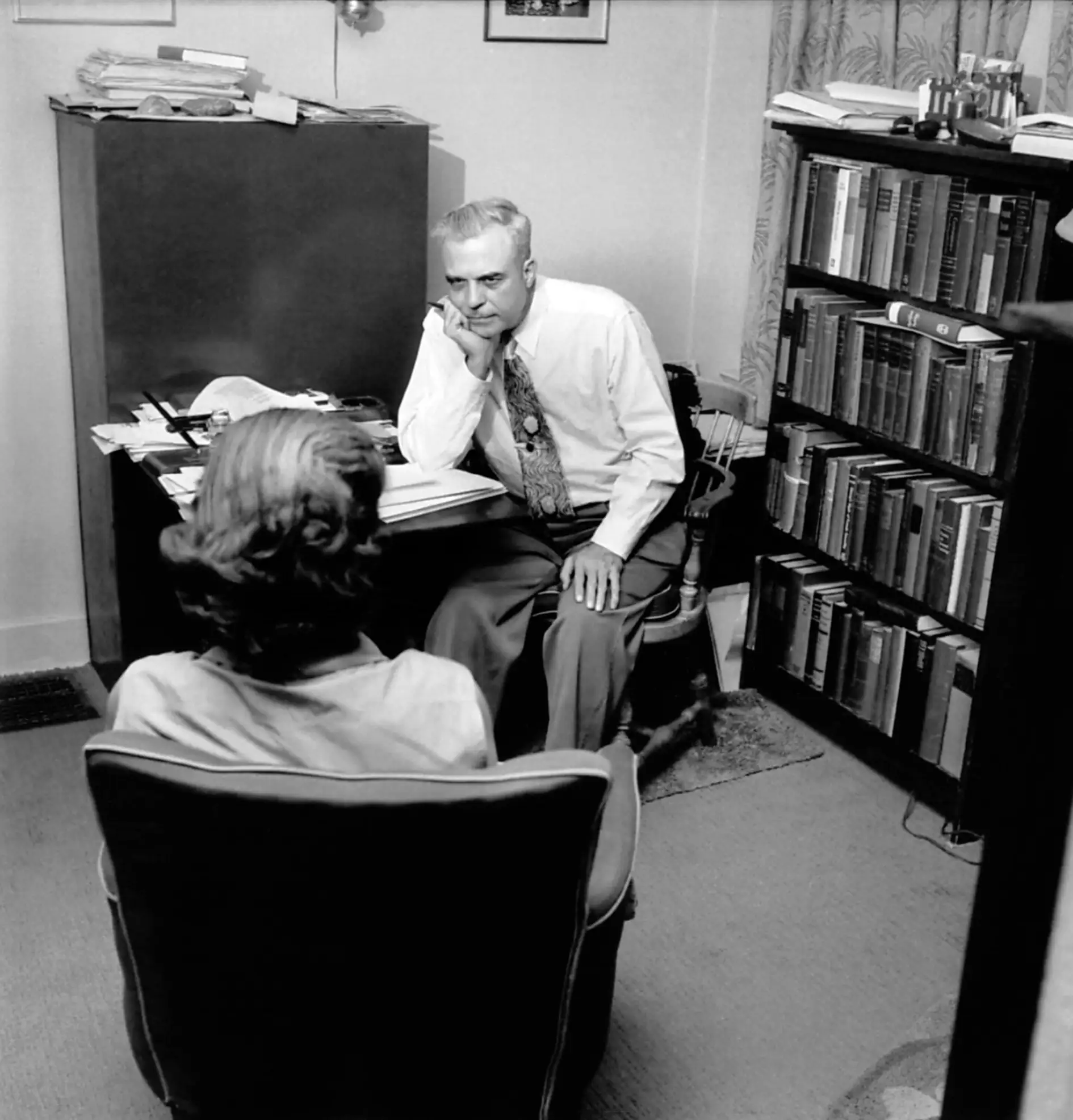 Milton Erickson et Lillian Erickson. Milton Erickson et Lillian Erickson en 1956, Phoenix, Arizona.